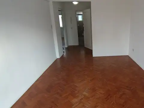Departamento de 3 ambientes muy luminoso al frente con balcón corrido
