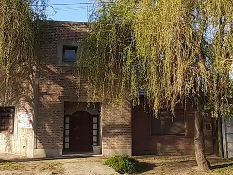 Linda casa de 3 dormitorios, calle 102 y 109. 