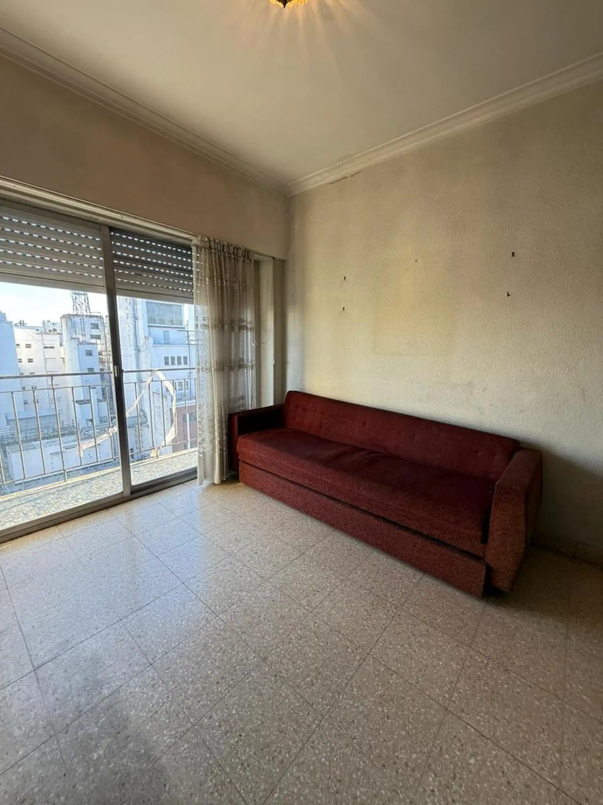 Departamento 1 ambiente con balcón al frente a metros de Plaza Mitre