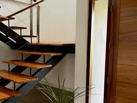 Casa 7 ambientes con 5 baños