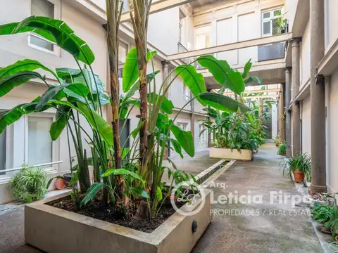 Ph de tres plantas con patio y terraza en hermoso edificio, Casco Histórico.