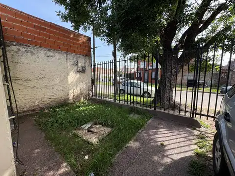VENTA CASA 3 AMBIENTES BANFIELD A RECICLAR