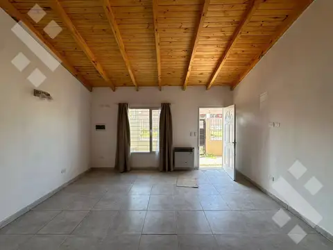 En Alquiler | Casa de 2 Dormitorios | B° Venezia | Plottier