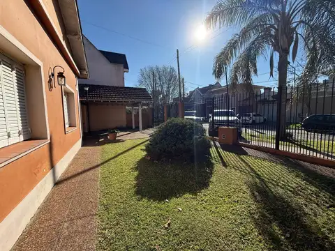 Venta casa tipo chalet 4 ambientes parque pileta Banfield