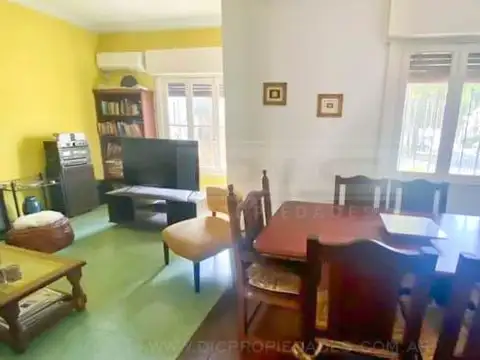 Juan B Justo al 4100 entre Mariano Moreno y Bouchard