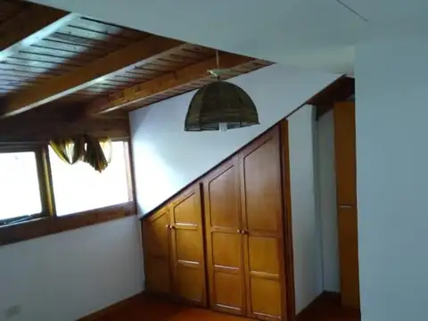 Casa en Alquiler con 1 cochera