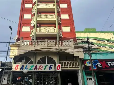 DPTO 2 AMB. AMPLIOS CON BCON AL FRENTE PLENO CENTRO CON VISTA ABIERTA