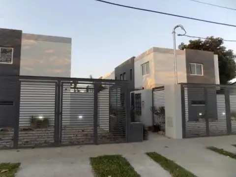 Dúplex en venta - 2 Dormitorios 2 Baños - Cochera - 70Mts2 - Ituzaingó Norte