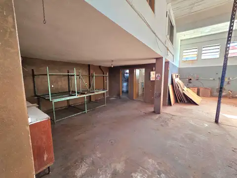 Venta de galpón (losa) con depto  s/ 2 lotes. A metros de av.Crovara.