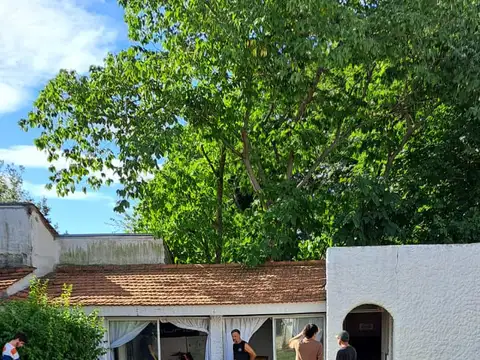 Casa 7 ambientes con 2 baños