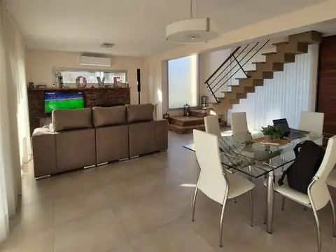 Casa en Alquiler con 1 cochera