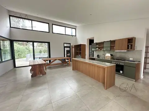 Casa en Alquiler con 1 cochera