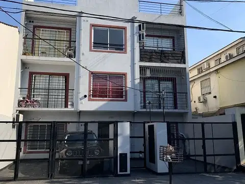 Venta dpto 2 amb contrafrente con balcon 1º x esc Ramos