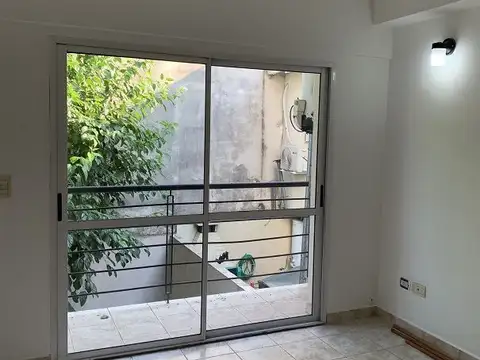 Venta dpto 2 amb contrafrente con balcon 1º x esc Ramos