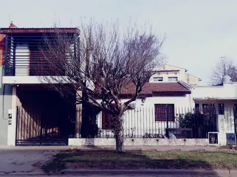 Hermosa casa sobre Payro, Barrio Los Alamos, Glew