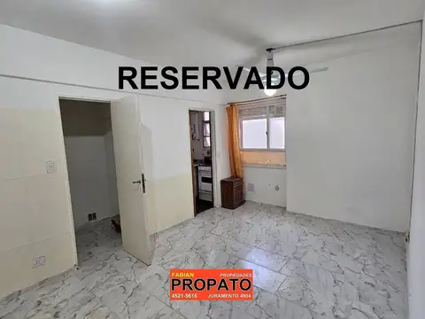 Departamento monoambiente interno luminoso con cocina separada y baño completo!