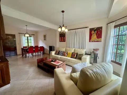 Casa 5 ambientes con 4 baños