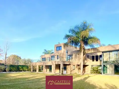 Casa en Venta con 3 cocheras