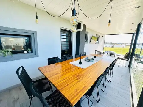 Casa 4 ambientes con 2 baños