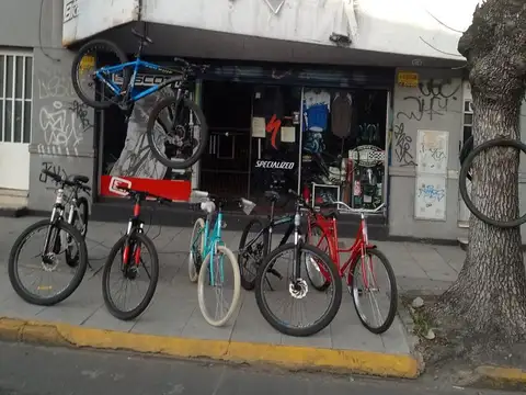 Av Hipolito Yrigoyen al 6500