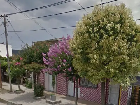 Venta casa 3 ambientes c/ gran superficie de fondo