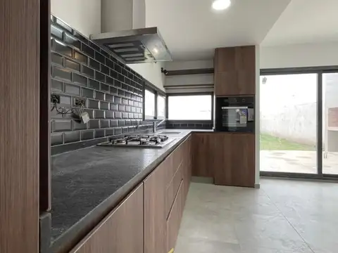 Casa 3 ambientes con 2 baños