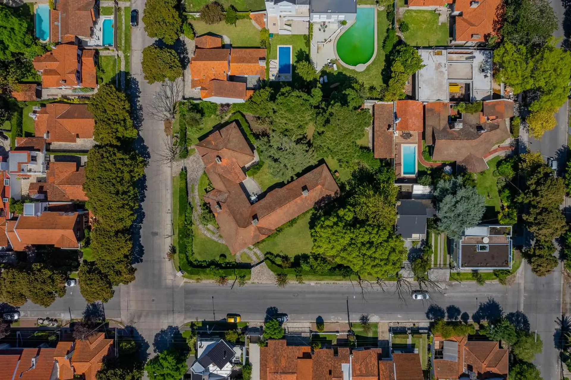 Residencia sobre importante lote en esquina del barrio Los Troncos. TOUR VIRTUAL