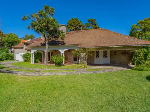 Residencia sobre importante lote en esquina del barrio Los Troncos. TOUR VIRTUAL