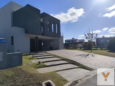 Casa en venta - 3 Dormitorios 3 Baños - 931Mts2 - Canning