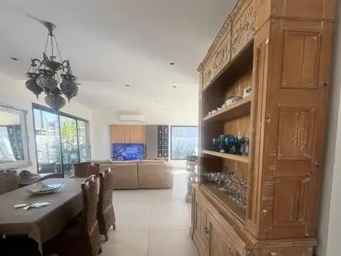 Moderna casa con galería y piscina en Lagoon Pilar
