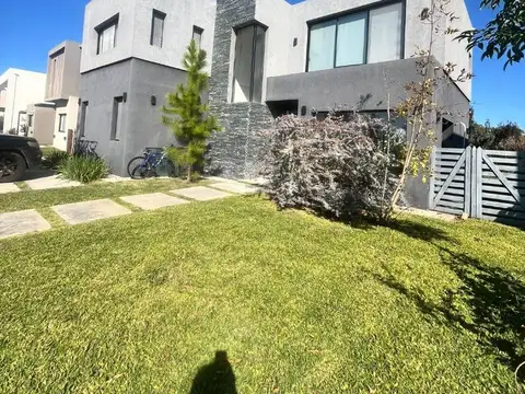 Moderna casa con galería y piscina en Lagoon Pilar