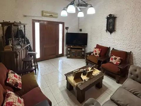 Villa Urquiza PH 4 ambientes al frente con entrada independiente - ¡Sin Expensas!