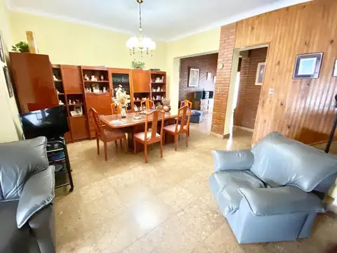 Casa 5 ambientes con 3 baños