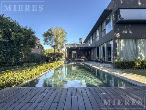 Muy linda casa en venta en barrio Los Laureles