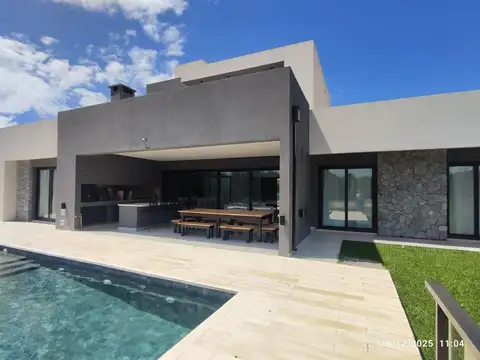 Casa 6 ambientes con 3 baños