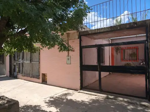 VENTA CASA CON COCHERA Y LOCAL - BARRIO LOYOLA SUR