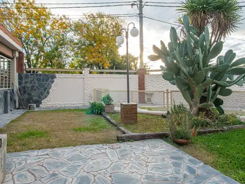 VENTA-PERMUTA-CASA 3 DORM-COCHERA-JARDIN-PILETA