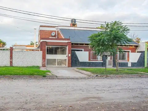 VENTA-PERMUTA-CASA 3 DORM-COCHERA-JARDIN-PILETA