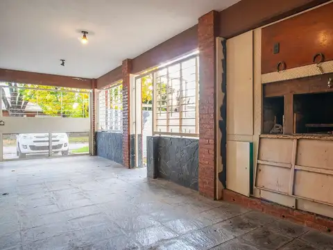 Casa 6 ambientes con 2 baños
