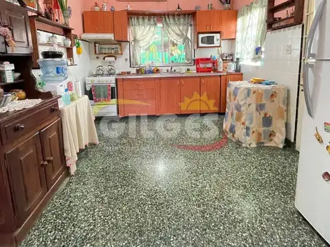 Casa 4 ambientes con 2 baños