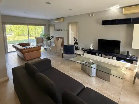 Casa 6 ambientes con 2 baños