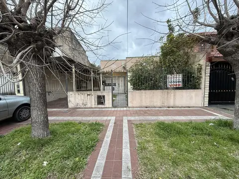 Casa 3 Ambientes en Wilde con Cochera y Patio