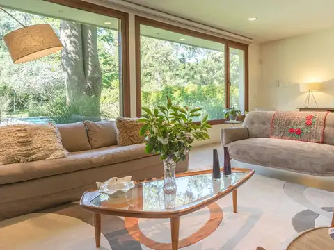 Venta casa 7 amb en Parque Leloir pileta cocheras