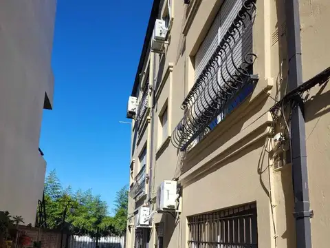 Pilar centro sobre Lorenzo Lopez al 1000 .