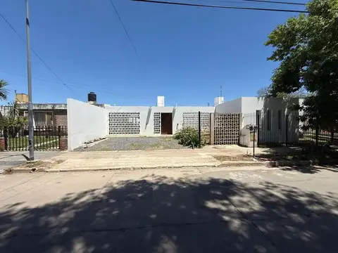 VENTA CASA ARGUELLO 3 DORMITORIOS REFACCIONADA