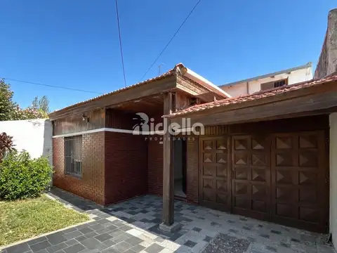 Casa 2 dormitorios — jardín con parrilla y pileta - Cochera