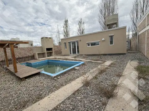 ALQUILER- CASA - 2 DORM- CON PISCINA- B° LA CASONA- PLOTTIER
