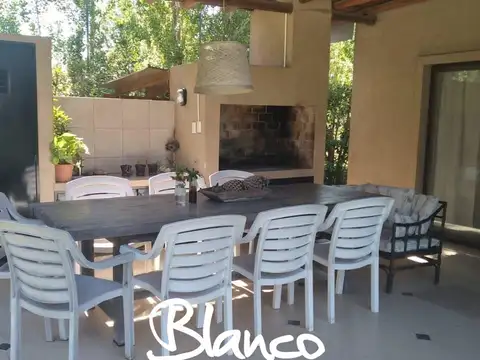 Casa en Alquiler con 1 cochera