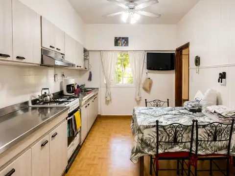 Casa 8 ambientes con 2 baños