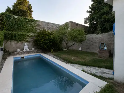 VENTA Casa Lanús pileta parrilla terraza 2 cochera